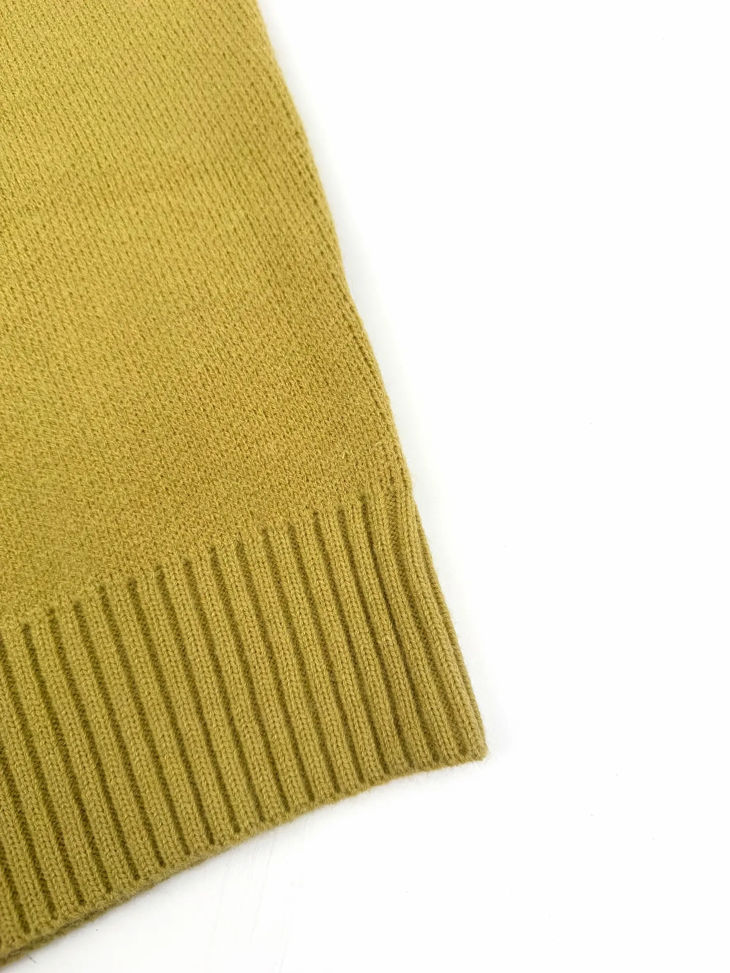 Ami Paris love jacquard crew neck sweater, custom-woven and dyed luxurious merino wool, soft and delicate, comfortable and close to the skin, with a unique pine moss green ink, a forest texture dyed through time, a contrasting love heart on the chest, quietly exuding its own charming halo, the brand is highly recognizable. The elegance and casualness of French fashion is the ultimate simplification of color, and it also conveys the love and persistence of life. Meet the ultimate simplicity The well-deserved king of Versatile. Process 1: Jacquard tissue imported from Germany. Precisely control the arrangement and interweaving of yarns. Carefully interweave the Ami love jacquard artistic pattern on the loom. The fabric is more vivid and three-dimensional. Process 2: Softening and deodorizing process of garment washing water. Deeply clean and deodorize the clothes through professional washing equipment and specific detergents. Improve the feel and appearance of the clothes. Accessories: Customized 1:1 Ami trademark. Version: Loose version. Size: S M L XL Style number: 25374